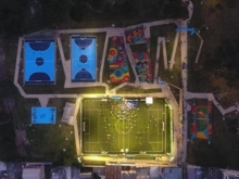 Vista aérea y nocturna de canchas
