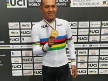 Diego Dueñas sostiene medalla