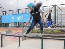 Mujer practica skate