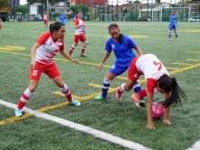 Equipo femenino de fútbol en competencia