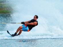 Deportista practica wakboard