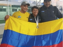 Luisa López sostiene bandera de Colombia