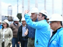 Persona le da indicaciones al alcalde Peñalosa