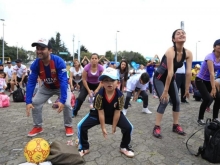 Niños y adultos participan en la recreovía