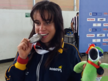 deportista mordiendo medalla