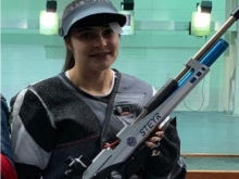 Angie Vargas y su rifle de aire