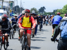 funcionario IDRD en bicicleta