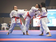 deportistas de karate compitiendo
