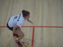 Catalina Peláez jugando squash