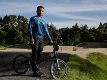 carlos ramírez en su bmx