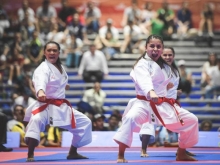 deportistas de karate compitiendo
