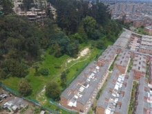 vista aérea de parque y techos de casas