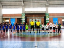 Equipos infantiles de fútbol junto a árbitros