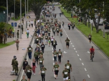 Personas participan en la carrera por los héroes