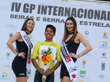 Ciclista recibe ramo de flores como reconocimiento