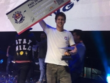 Gabriel Carvajal sostiene cheque gigante