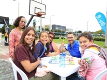 Personas juegan juego de mesa al aire libre
