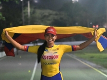 Deportista Natalia Bermúdez sostiene bandera de Colombia