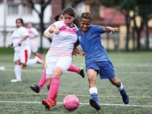 Mujeres en competencia de fútbol