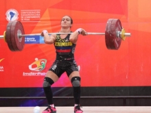 Deportista alza pesas