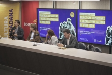 Varias personas en rueda de prensa