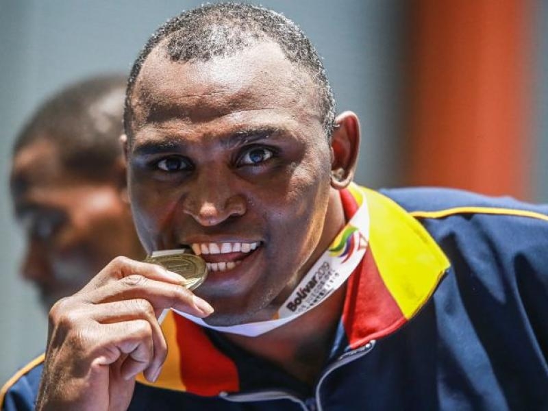 Deivis Julio Blanco, boxeador mordiendo medalla