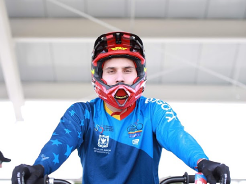carlos ramírez en su bmx