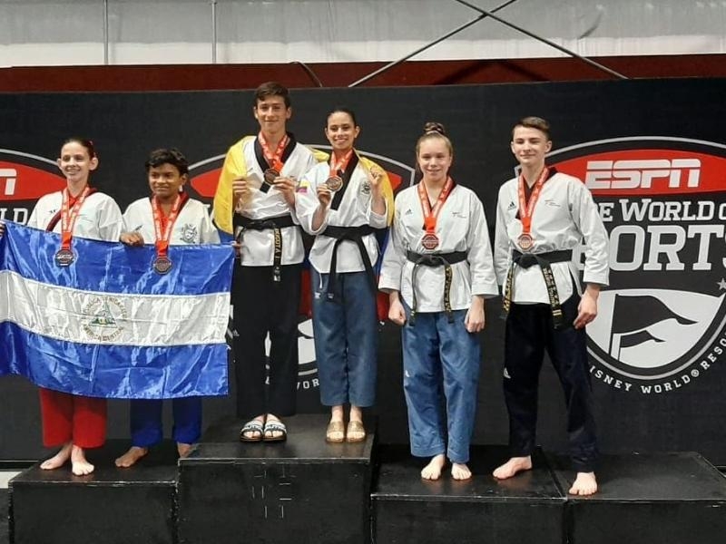 deportistas en el podio