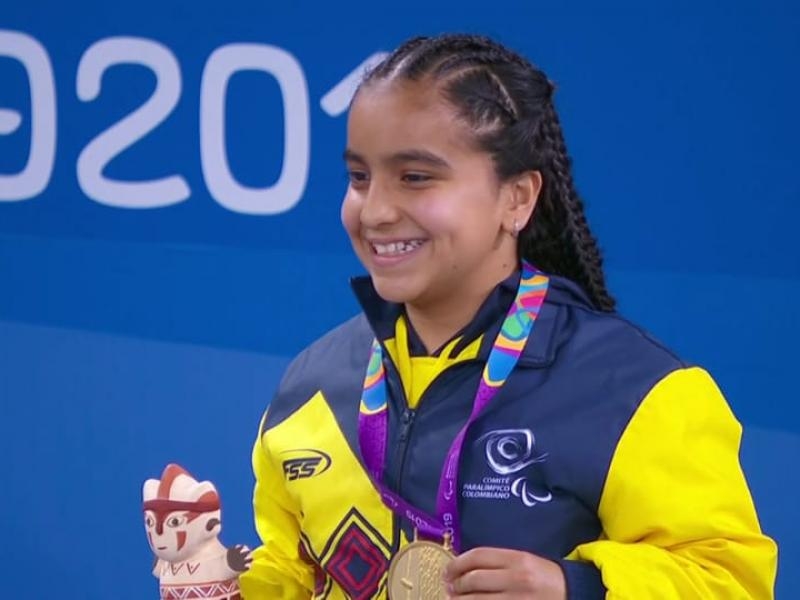 Sara Vargas con su medalla