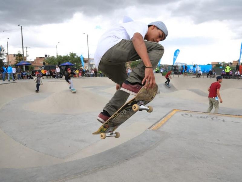 Deportista hombre practica skate