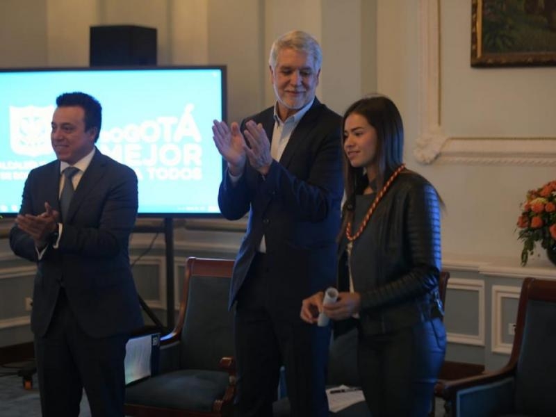 alcalde Enrique Peñalosa junto a Gabriela