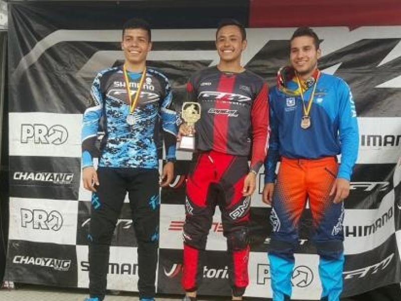 Deportistas sostienen trofeos y medallas