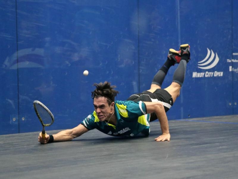 Miguel Ángel Rodríguez jugando squash 