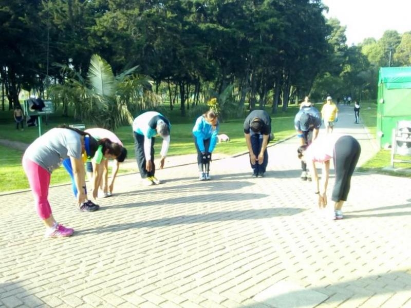 personas ejercitándose en un parque