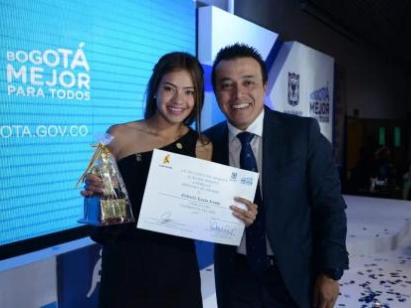 Gabriela Rueda recibe reconocimiento