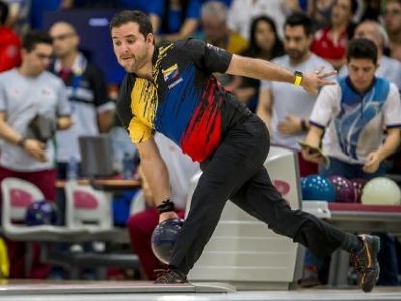 Deportista lanza bolo