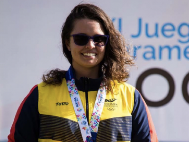 Deportista Nora Valdés porta una medalla