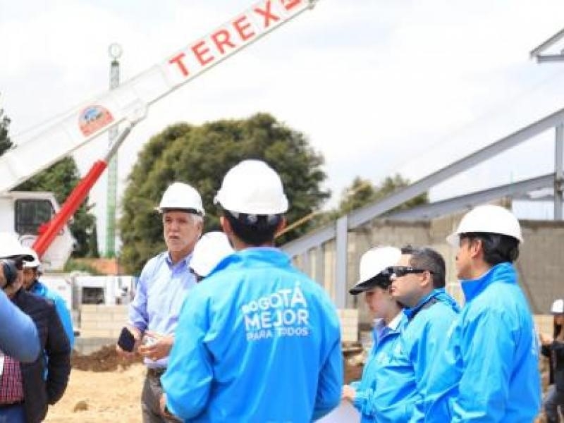 Alcalde Peñalosa habla con trabajadores de la obra