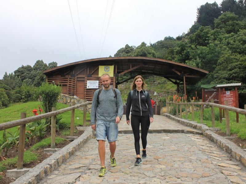 personas en un sendero