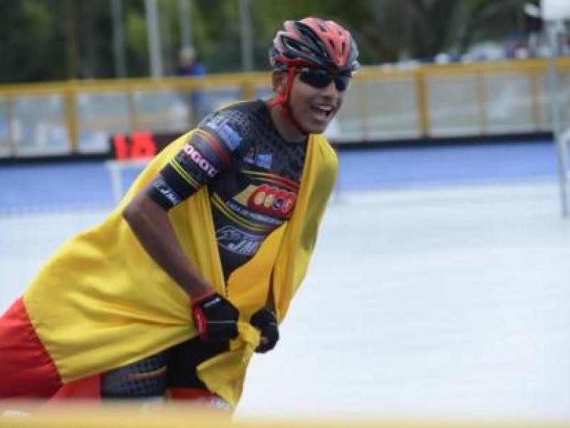 Deportista de patinaje porta la bandera de Colombia en su espalda