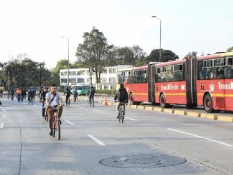 Personas usando bici y transporte público