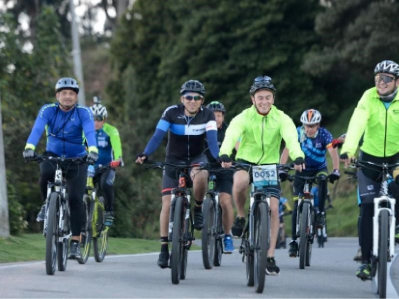 Grupo de personas montan bicicleta