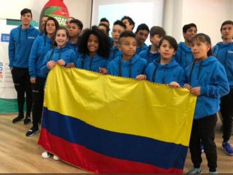 Deportistas colombianos sostienen bandera de Colombia