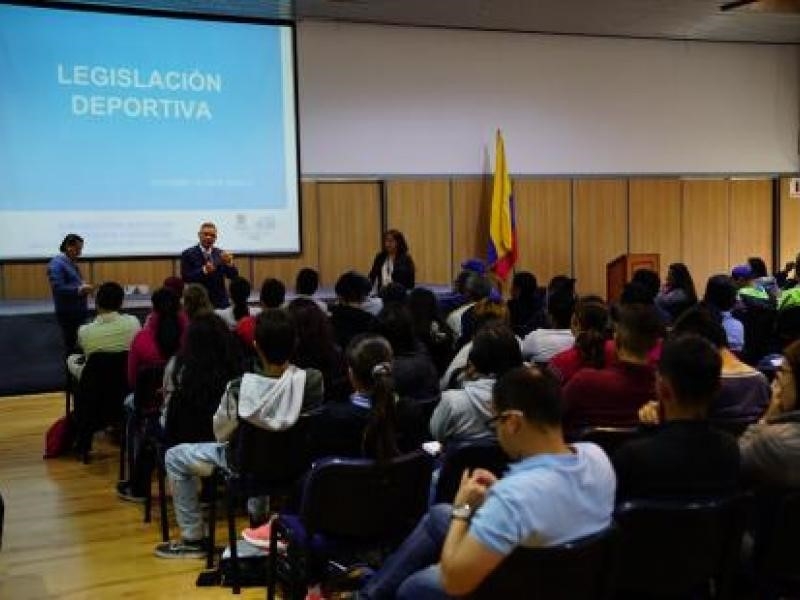 Personas en conferencia en auditorio