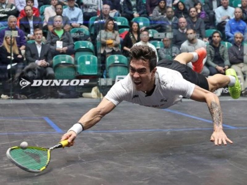 Deportista jugando squash