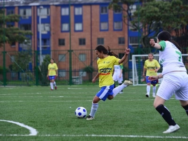 Equipos femeninos de fútbol en competencia