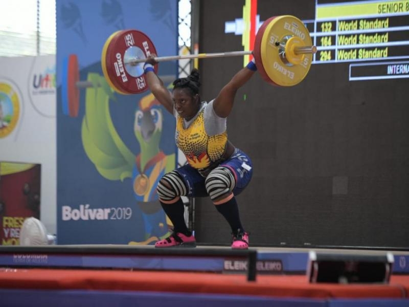 deportista levantando pesas