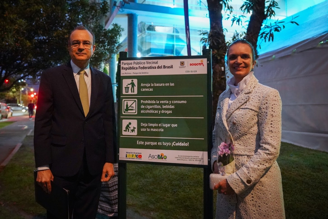 2 personas al lado del aviso de un parque