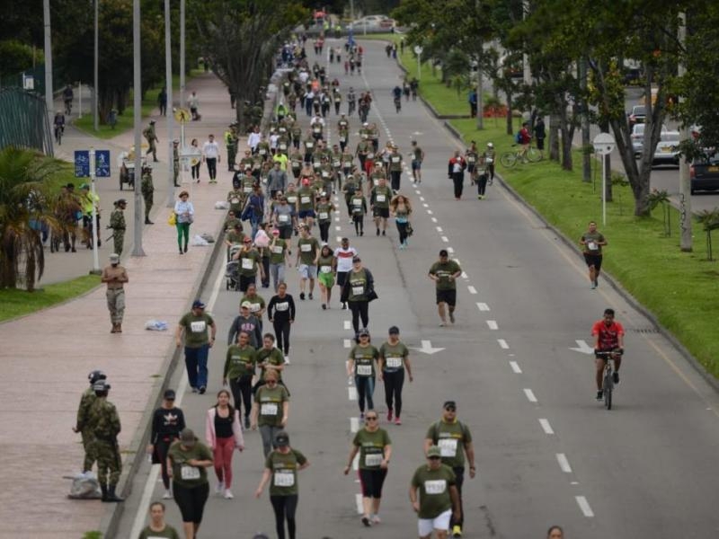 Personas participan en la carrera por los héroes