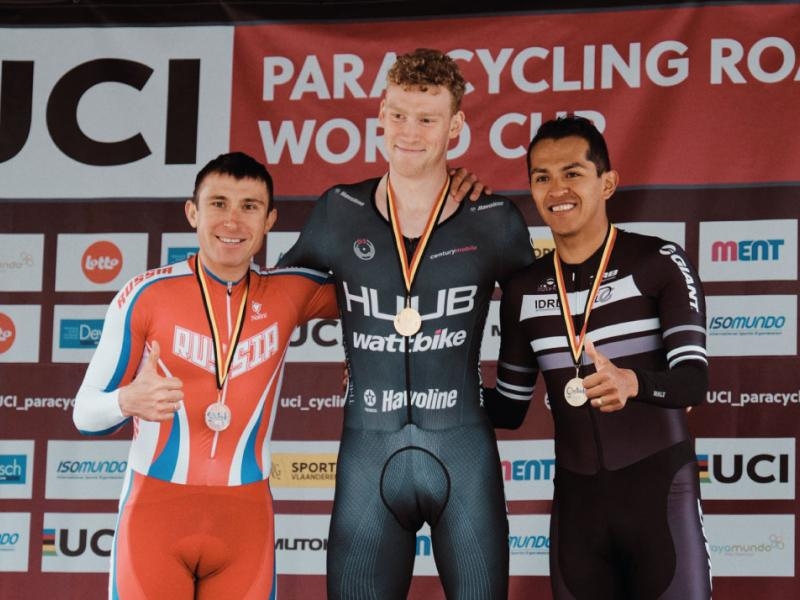 Deportistas de paracycling con sus medallas de reconocimiento